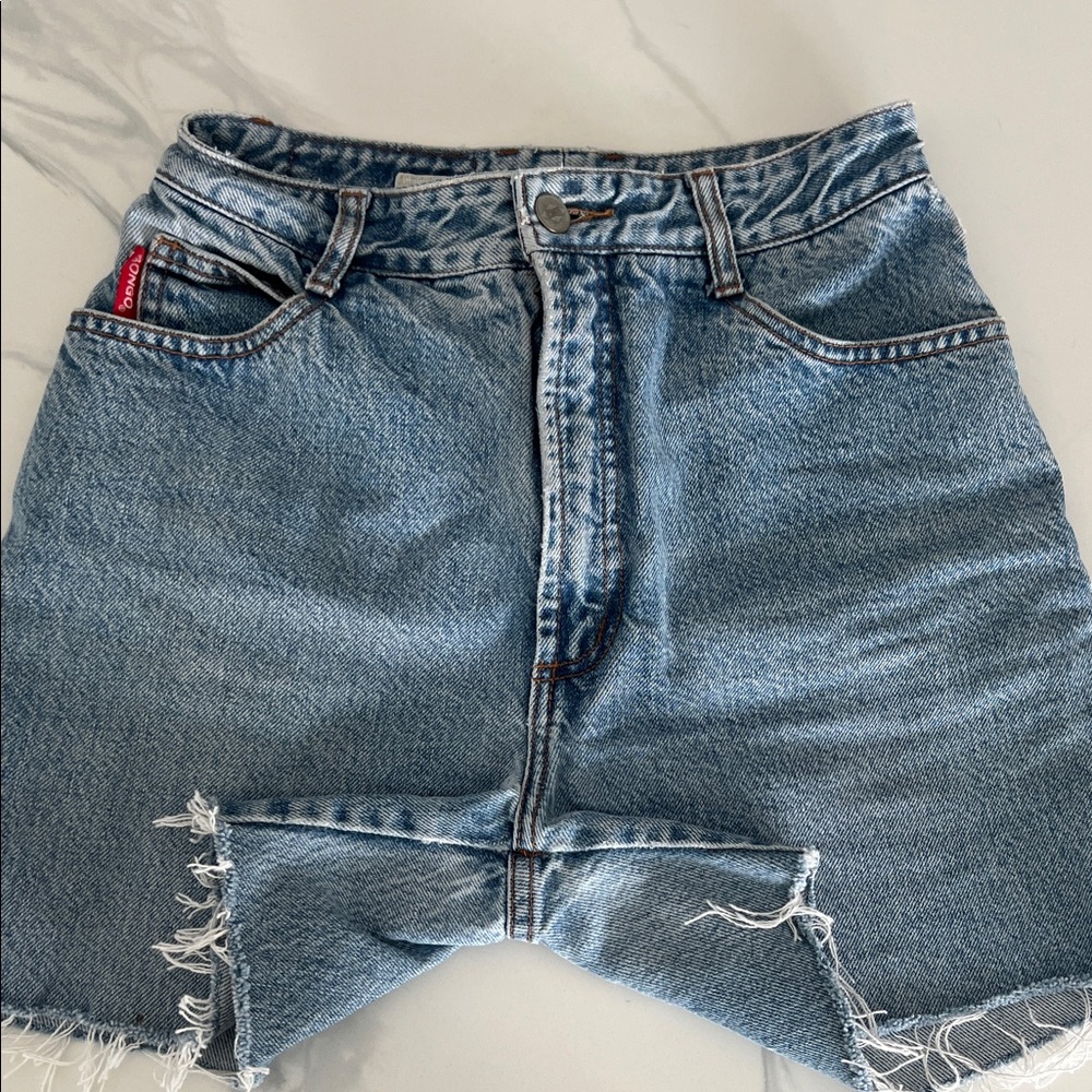 Vintage cut off BONGO short-shorts. Size 4-
Very cute ! Great condition